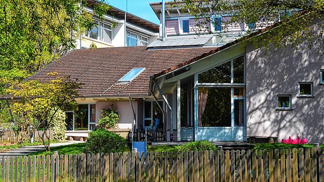 Im Pestalozzi Kindergarten hatten Erzieherinnen in einem Rundbrief an die Eltern darum gebeten, die Kinder wenn möglich zu Hause zu ...