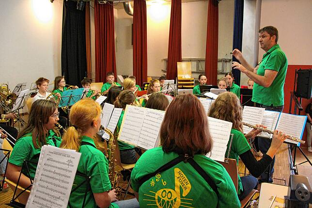Neben dem 1-1-1-Jugendorchester traten auch die Notenfuxer auf, das gemeinsame Jugendorchester der Musikvereine Eberfingen, Eggingen, ...