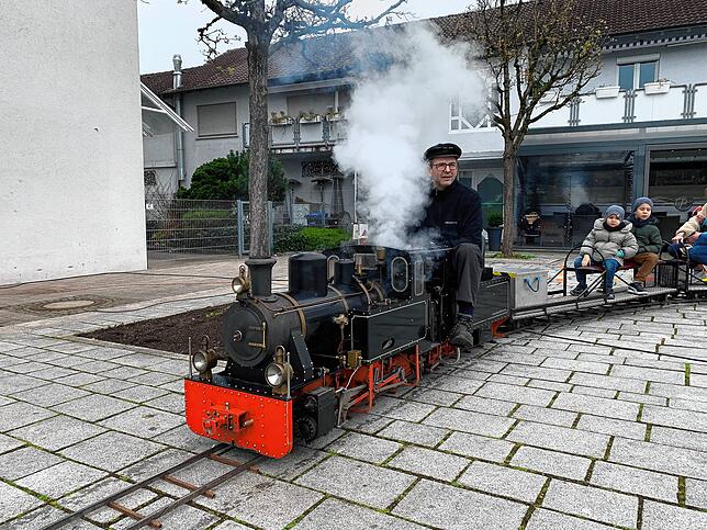 Der Höhepunkt für die Kleinsten ist die Mini-Dampfeisenbahn, die ihre Runden auf dem Marktplatz dreht.