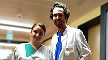 Pflegeleiterin Adelina Ilgün und Arzt Marco Dias Cruz gehören zum Team der Notaufnahme im Helios Spital in Überlingen.