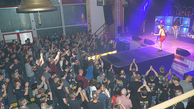 Barock zählt zu den bedeutendsten AC/DC Coverbands, was sie auch in Unadingen unter Beweis stellten. Neben Pyrotechnik, Blitzen und ...