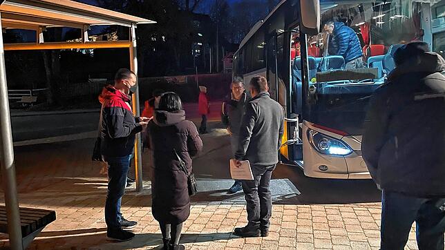 Als der Bus mit den Geflüchteten aus der Ukraine in Sumpfohren eintrifft sind die Helfer und Übersetzer bereits vor Ort.