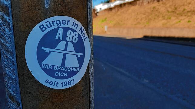 &bdquo;A 98 Wir brauchen dich&ldquo; steht auf einem Aufkleber an einer Laterne in Schwörstadt.