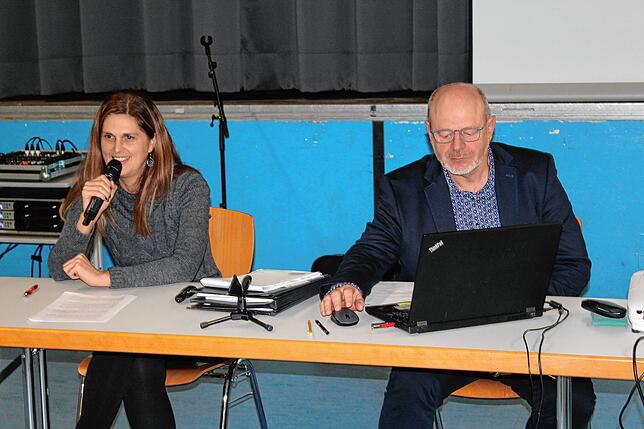 Sandra Reich in der Sitzung des Ortschaftsrates Pfohren bei der Vorstellung der Pläne für den Kindergarten. Neben ihr Ortsvorsteher ...