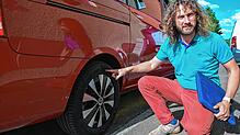 Am Fahrzeug von Jochen Kiene wurden zwei Mal innerhalb vier Wochen beide Reifen auf der Beifahrerseite zerstochen. Der Kantor hat die ...