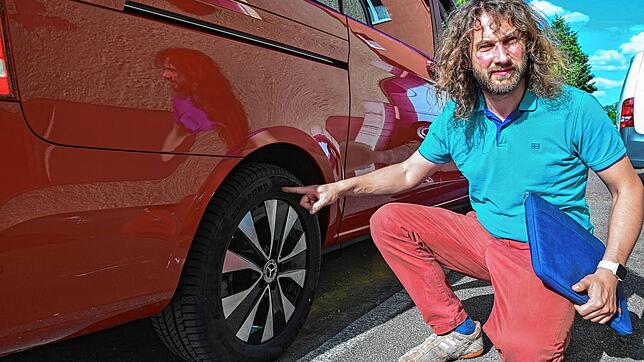 Am Fahrzeug von Jochen Kiene wurden zwei Mal innerhalb vier Wochen beide Reifen auf der Beifahrerseite zerstochen. Der Kantor hat die ...