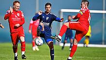 Durchgestzt: Dionisio Cascio Ingurio (Mitte) kam beim 5:1-Erfolg des SV Blau-Weiß Murg nach der Pause ins Spiel und beschäftigte seine ...