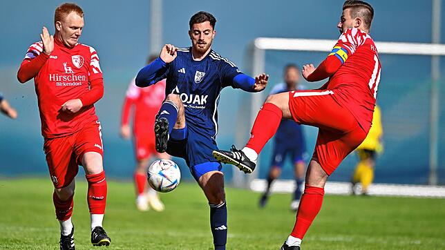 Durchgestzt: Dionisio Cascio Ingurio (Mitte) kam beim 5:1-Erfolg des SV Blau-Weiß Murg nach der Pause ins Spiel und beschäftigte seine ...