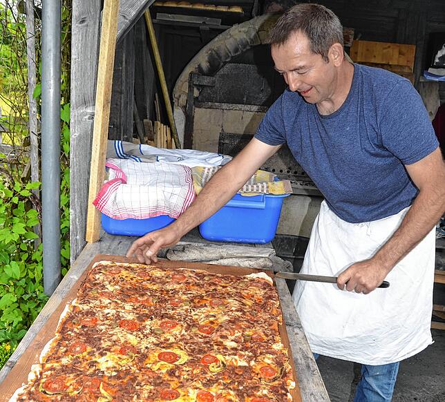 Pizza aus dem Holzofen stand neben vielem anderen auf der Speisekarte.