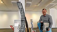 Galerist Alexander Höllwarth überlegt, wie er die Exponate der sieben Künstlerinnen und Künstler geschickt kombiniert und arrangiert, ...