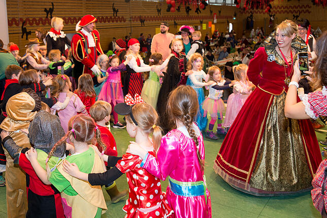 Eine bunte Polonaise, in die sich aus Prinz Axel und Prinzessin Joana einreihten, zog durch die Halle.