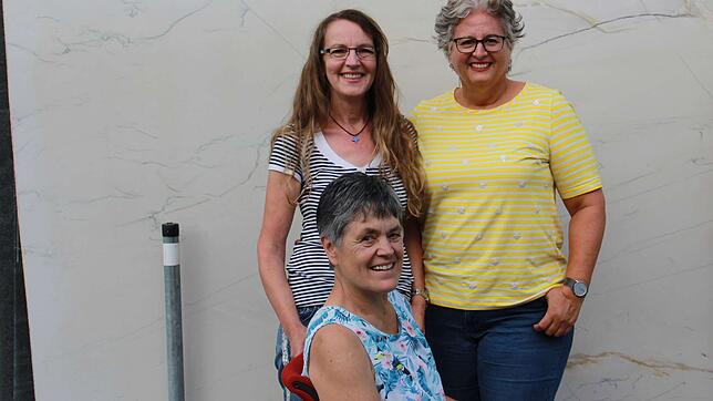 Gertrud Bernauer-Eckert (sitzend), Ulrika Schirmaier (links) und Karin Höhl fordern gleiche Rechte für Frauen in ihrer Kirche.
