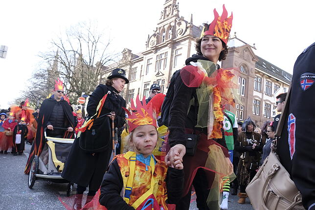 Bild 10: Bilder vom großen Fasnet Samschdig-Umzug der Poppele-Zunft (1)
