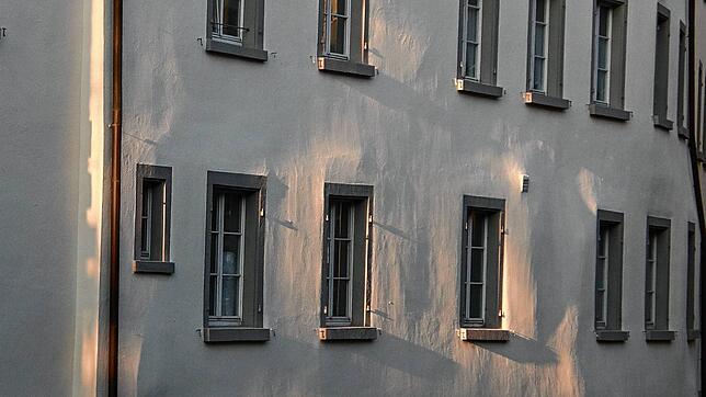 Das Alten- und Pflegeheim Sankt Franziskus in Überlingen, mit frisch sanierter Hausfassade. Wie viel Einsamkeit herrscht wohl in der ...