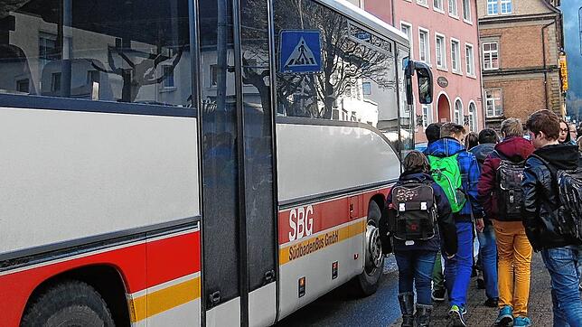 Zusatzbusse sollen die Züge auf der Hochrheinachse entlasten. Nach den Herbstferien geht es mit nur noch einer von bisher acht ...