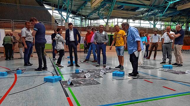 Auf einem großen Lageplan der Stadt, der am Boden der Jahnhalle aufgebaut war, konnten die Teilnehmer des Bürgerworkshops ihre Wünsche ...
