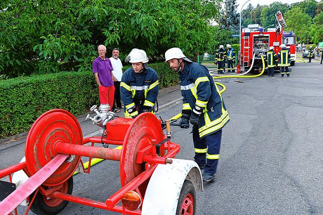 Die Feuerwehr Bräunlingen bekämpft am Mittwochmorgen einen Gebäudebrand in einem Wohngebäude Ecke Dießenhoferstraße/ Gießnaustraße. Der ...