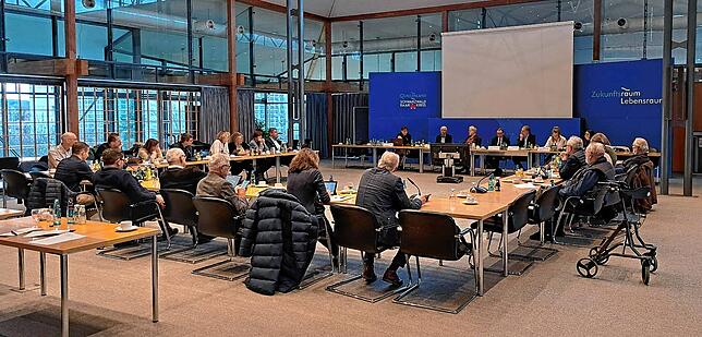 Der Sozialausschuss des Kreistags berät über die Zukunft der Pflege.