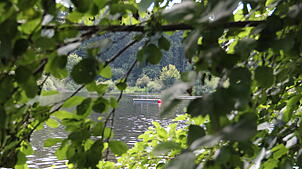 Das Floß und die Boje, sonst bei Badegästen sehr beliebt, müssen weichen. Das Buchenseebad in Güttingen wird zu einer einfachen ...