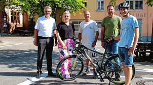 Oberbürgermeister Martin Gruner, Schulleiterin Michaela Ebi, Frank Lehnhardt, Reiner Jehle (Baubetriebshof) und Sportehrer Felix Niederer.