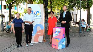 Freuen sich auf gemeinsame Veranstaltungen zum Stadtjubiläum 2026: (von links) Projektleiterin Nina Herzog, SÜDKURIER-Geschäftsführer ...