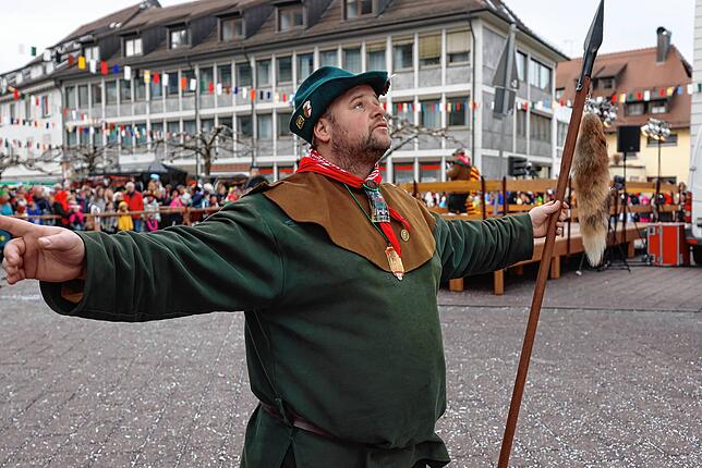 Gab erstmals die Anweisungen beim Narrenbaumstellen: Der neue Förster Stadt: Michael Kratt.