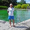 René Flohr ist Schwimmmeister im Naturerlebnisbad in Murg. Hinter ihm ist das 33 Meter lange Schwimmbecken zu sehen.