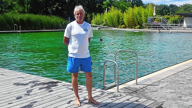 René Flohr ist Schwimmmeister im Naturerlebnisbad in Murg. Hinter ihm ist das 33 Meter lange Schwimmbecken zu sehen.