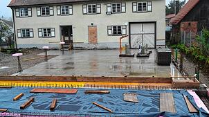 Die Bodenplatte für den Um- und Anbau des ehemaligen Rathauses zum Dorfgemeinschaftshaus ist fertig. Hier entsteht ein Saal, der 144 ...