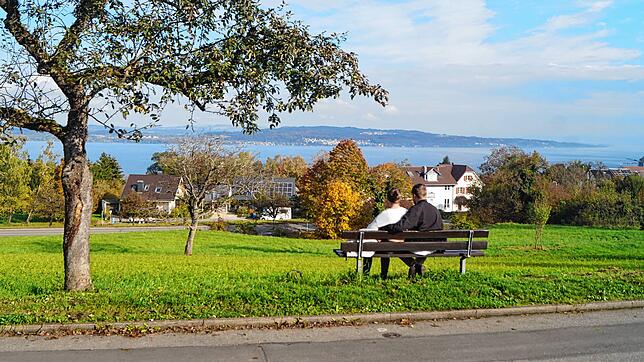 Ein Pärchen genießt auf der Bank den Blick über die Wiese am Marienweg und über den Überlinger See. Im Januar wird voraussichtlich mit ...