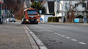 Böller und Raketen sorgen an Silvester für viel Müll auf den Straßen und Plätzen, wie hier in der Konstanzer Straße in Radolfzell. Um ...