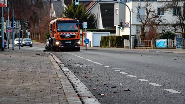 Böller und Raketen sorgen an Silvester für viel Müll auf den Straßen und Plätzen, wie hier in der Konstanzer Straße in Radolfzell. Um ...