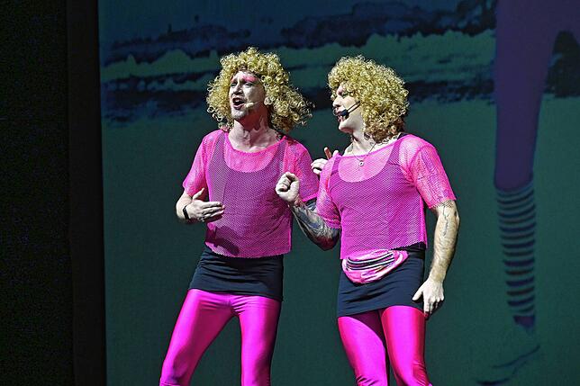 Als Angels of the 80‘s legen Alex Köppe und Dennis Viebranz ein Discofox-Medley aufs Parkett.