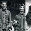 Der Österreicher Adam Puntschart (rechts) und der Ukrainer Wassiliy Sklarenko, zwei KZ-Flüchtlinge vom Stollen aus Überlingen vor dem ...