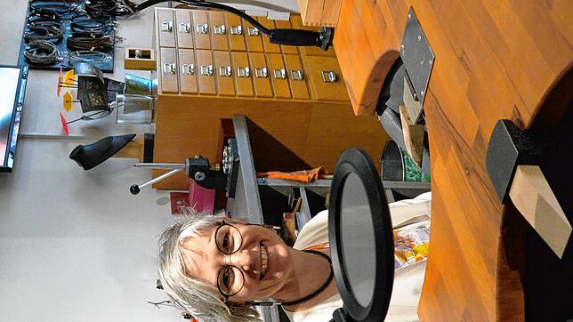 Hier ist Martina Hoch in ihrer Werkstatt zu sehen. Die Goldschmiedin will in Volkertshausen mit Workshops ein neues Angebot im Ort ...
