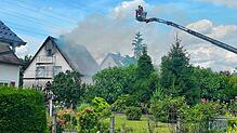 Die Feuerwehr kämpft mit einem großen Aufgebot gegen die Flammen. Foto: Nicolai Kapitz