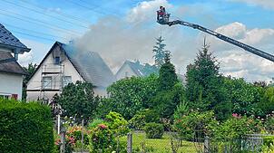 Die Feuerwehr kämpft mit einem großen Aufgebot gegen die Flammen. Foto: Nicolai Kapitz