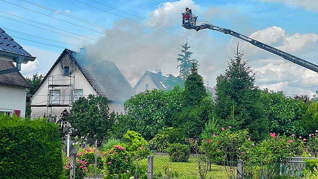 Die Feuerwehr kämpft mit einem großen Aufgebot gegen die Flammen. Foto: Nicolai Kapitz