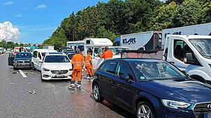 Ein Massenunfall bei Birmenstorf im Kanton Aargau legt den Verkehr auf der A1 lahm.