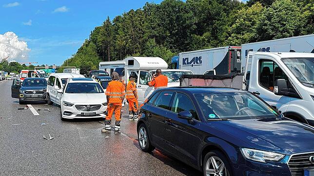 Ein Massenunfall bei Birmenstorf im Kanton Aargau legt den Verkehr auf der A1 lahm.