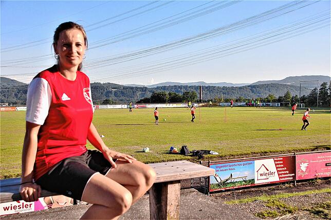 Jeniffer Eckert ist Vorstand und Spielbetriebsleiterin des SV Niederhof, wenn nötig, unterstützt die 33-Jährige die Mannschaft auch auf ...