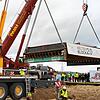 Von zwei Schwerlastkränen geborgen: Der 80-Tonnen-Block mit der Grabkammer. Sie stammt aus dem sechsten Jahrhundert vor Christus und ...