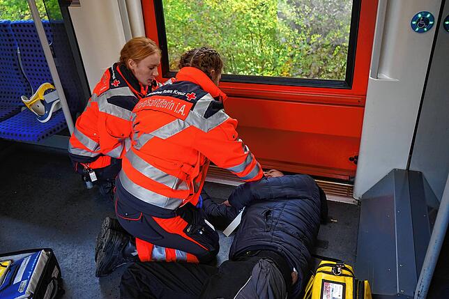 Die Rettungssanitäter des DRK-Kreisverbands versorgen die Verletzten in der Regionalbahn.