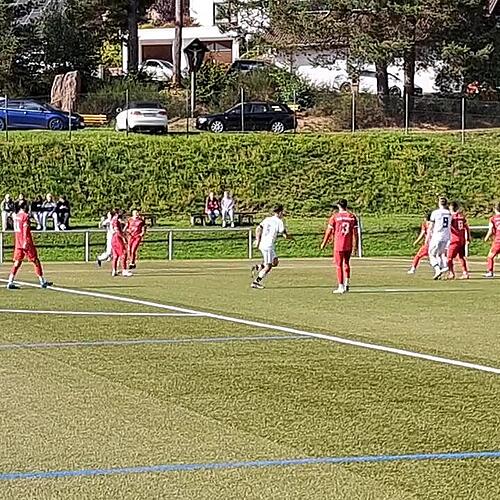 Yannik Richter trifft zur 1:0-Führung des FV Tennenbronn (25.)