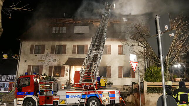 Die Brandausbreitung in den Zwischendecken des Gebäudes führte dazu, dass die Löscharbeiten bis in den frühen Mittwochmorgen andauerten.
