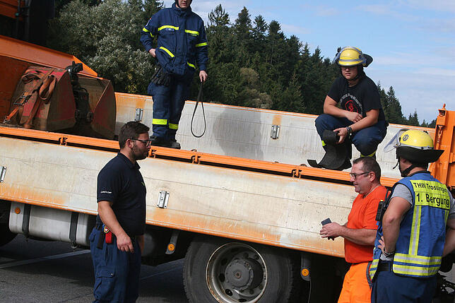 Bild 18: Bilder vom Abtransport des Felsbrockens auf der A81 nach dem Unfall nahe Trossingen