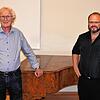 Vereinspräsident Hans Burger (links) beglückwünscht das neue Vorstandsmitglied André Hönig zu seiner Wahl. Bild: Reinhard Herbrig