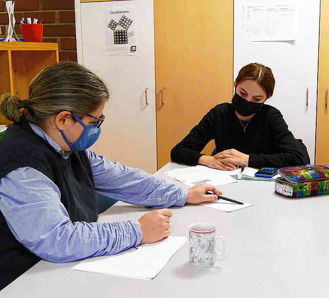 Biologin und Nachhilfelehrerin Dunja Niedermüller möchte Schülerinnen wie der 14-jährigen Philippa Zierold helfen.