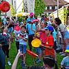 Jonglieren lernen mit den Akrobaten vom Artistiktheater Mixtura Unica konnten die kleinen Besucher des Stadtfests am Samstag.