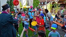 Jonglieren lernen mit den Akrobaten vom Artistiktheater Mixtura Unica konnten die kleinen Besucher des Stadtfests am Samstag.